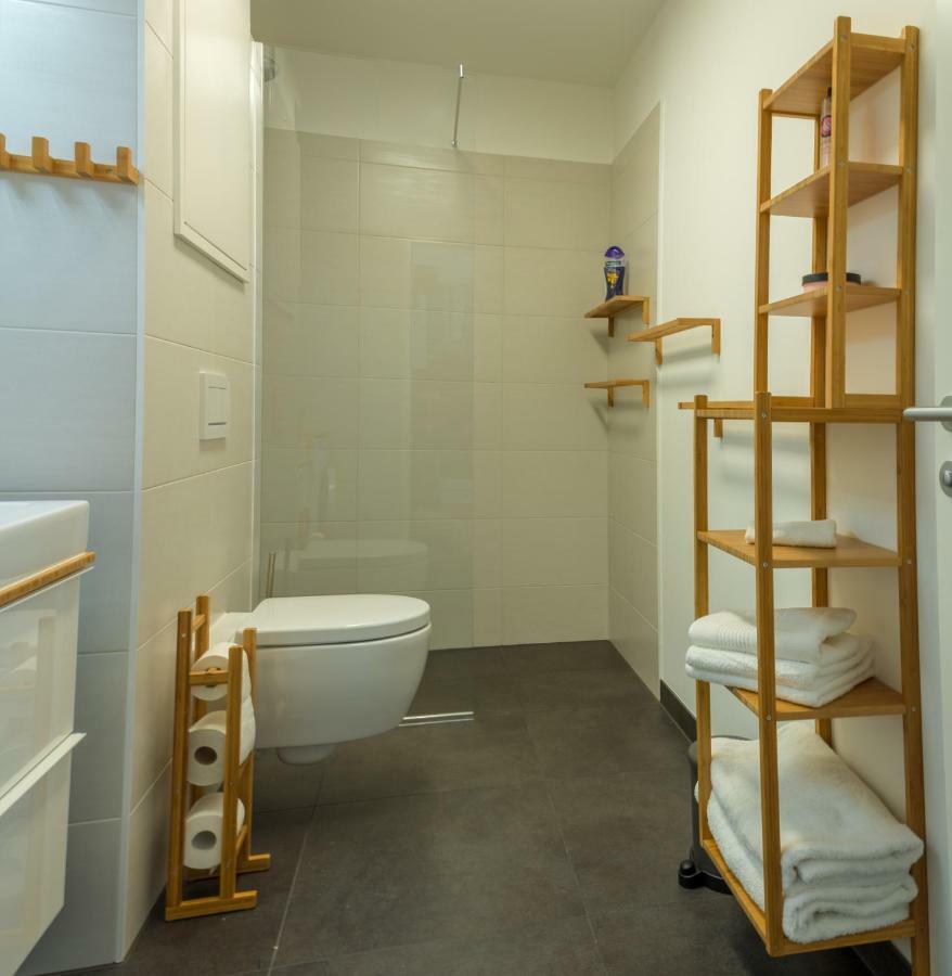 Yellow Flower Apartment With Pool - 5 Min To Lake Wien Eksteriør bilde