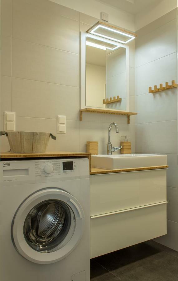 Yellow Flower Apartment With Pool - 5 Min To Lake Wien Eksteriør bilde