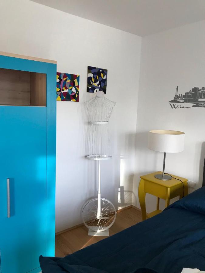 Yellow Flower Apartment With Pool - 5 Min To Lake Wien Eksteriør bilde